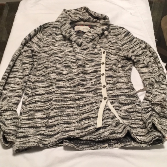 Anthropologie Sweaters - Cute flattering sweater!